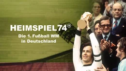 Key Visual Einzelst&uuml;ck mit Typo zu "Heimspiel 74 - Die erste Fu&szlig;ball WM". In der Dokumentation von Christoph Nahr erinnern sich Weltmeister von damals zur&uuml;ck an ein Turnier, welches vor allem f&uuml;r die Bayern im Team nur ein ultimatives Ziel kannte - das Finale in M&uuml;nchen: "WM 74, WM in M&uuml;nchen, Heimatstadt und dann nicht dabei sein? Das gab's nicht", erinnert sich Uli Hoene&szlig;. Und er sollte Recht behalten. Die Mannschaft um Kapit&auml;n Franz Beckenbauer holte den Titel, der f&uuml;r Sepp Maier f&uuml;r immer "das H&ouml;chste bleibt, was man erreichen kann."