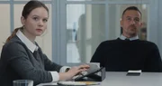 Die neue Kollegin Jessi Jaminski (Sofie Eifertinger) und Rupert (Barnaby Metschurat) lauschen gespannt der Besprechung.