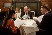 Seine neu gewonnene Zeit nutzt Martin Beck (Peter Haber, M.), um seine Tochter Inger Beck (Rebecka Hemse, l.) und ihren Sohn Vilhelm Beck (Tommy Wättring, r.) in ein schickes Restaurant einzuladen. Die beiden zeigen sich überrascht von Martins Wandlung. Seine neu gewonnene Zeit nutzt Martin Beck (Peter Haber, M.), um seine Tochter Inger Beck (Rebecka Hemse, l.) und ihren Sohn Vilhelm Beck (Tommy Wättring, r.) in ein schickes Restaurant einzuladen. Die beiden zeigen sich überrascht von Martins Wandlung.