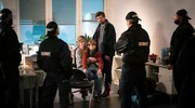 Familie Vorbach (Brigitte Zeh, l., Michel Hoppe, Ole B&auml;renz, r.) wurde vom Wachdienst im M&ouml;belhaus erwischt.