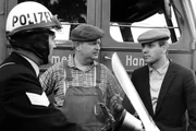 Max Schubert und der Jockey Otto Findler fahren einen Transport zur Rennbahn in Hamburg-Farmsen. Unterwegs bekommen zwei Pferde Kolik. Streifenfahrer Hartmann lotst den Wagen eilig zum Veterin&auml;r. Dessen Diagnose lautet: Vergiftung! Der Verdacht f&auml;llt auf den Hilfstrainer Lothar Janssen, den Gest&uuml;tsbesitzer Alberti j&uuml;ngst entlassen hat. Zwischen den Boxen wird Janssen hinterr&uuml;cks niedergeschlagen. So legen sich Koldehoff und Hartmann in Stalln&auml;he auf die Lauer, und bald schon haben sie die richtige Spur. Hilfe f&uuml;r seine erkrankten Pferde braucht Jockey Findler (Klaus L&ouml;witsch, rechts). Streifenfahrer Hartmann (Karl-Heinz He&szlig;, links) bietet sich an, den Fahrer des Transportwagens (Ernst Grabbe) zum Tierarzt zu lotsen.