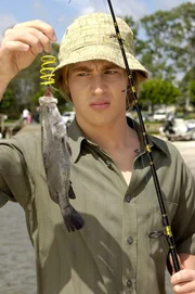 Lewis (Angus McLaren) macht beim Wettangeln leider keine gute Figur &ndash; noch nicht.