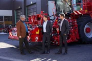 Bernd Hofmeister (Markus Baumeister, M.), wird von den Kommissaren Hansen (Igor Jeftic, r.) und Stadler (Dieter Fischer, l.) zum Tod von Jan Prebitz befragt. Bernd Hofmeister (Markus Baumeister, M.), wird von den Kommissaren Hansen (Igor Jeftic, r.) und Stadler (Dieter Fischer, l.) zum Tod von Jan Prebitz befragt.