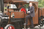 Barnaby (John Nettles, r.) entdeckt beim Aufkl&auml;ren von Morden in Midsomer immer wieder Br&auml;uche und Feste, die er noch nicht kannte.