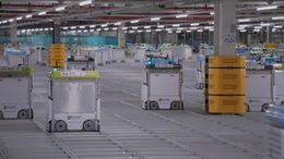 K&uuml;nstliche Intelligenz in der Logistikbranche: Roboter in einem Warenlager.