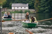 Julia Hausladen (vorne links) und Fini Reißaus (vorne rechts) sitzen gemeinsam im Boot auf dem Höllenstein See. Julia Hausladen (vorne links) und Fini Reißaus (vorne rechts) sitzen gemeinsam im Boot auf dem Höllenstein See.