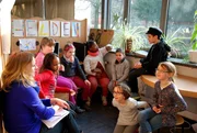 Die Eilbek-Helden ist eine „Agentur für Gute Taten“. Die Kinder, die hier Mitglieder sind, wollen helfen und Gutes tun. Einmal die Woche treffen sie sich und besprechen, was sie als nächstes tun wollen. Die Eilbek-Helden ist eine „Agentur für Gute Taten“. Die Kinder, die hier Mitglieder sind, wollen helfen und Gutes tun. Einmal die Woche treffen sie sich und besprechen, was sie als nächstes tun wollen.