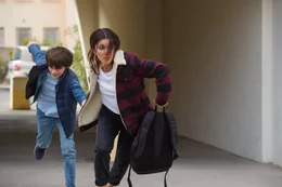 Um L&eacute;o (F&eacute;lix Bossuet, l.) zu retten, flieht Sarah (Jenifer Bartoli, r.) mit ihm quer durchs Land.