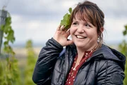 Landfrau Katharina Lerf mit Weinrebenblatt im Haar. Landfrau Katharina Lerf mit Weinrebenblatt im Haar.