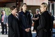 Auf der Beerdigung von Dr. Hanoush treffen Alexandra Beijer (Jennie Silfverhjelm, l.) und Jenny Bod&eacute;n (Anna Asp, M.) auf Hanna Gems (Sandra Redlaff, r.). Ihr Mann hat eng mit dem Toten zusammengearbeitet.