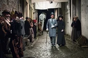 Macheath (Tobias Moretti) und Polly Peachum (Hannah Herzsprung) kommen sich in den Stra&szlig;en Londons n&auml;her.