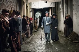 Macheath (Tobias Moretti) und Polly Peachum (Hannah Herzsprung) kommen sich in den Stra&szlig;en Londons n&auml;her.
