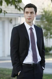 Der Psychologe Sweets (John Francis Daley) wei&szlig; genau, dass der sch&ouml;ne Schein der Vorstadt-Idylle tr&uuml;gt.