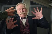 Schuldirektor Udo Br&uuml;ckmann (Henning Krautmacher) wird von einem Dinosaurier bedroht.