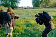 Yana Wernicke (re.) hält die Begegnungen zwischen geretteten Wasserbüffeln und den Menschen fest: Ihre Fotografien leben von Gesten, Berührungen und dem Vertrauen zwischen Mensch und Tier. Yana Wernicke (re.) hält die Begegnungen zwischen geretteten Wasserbüffeln und den Menschen fest: Ihre Fotografien leben von Gesten, Berührungen und dem Vertrauen zwischen Mensch und Tier.