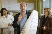 Selbst im Elbkrankenhaus l&auml;sst sich Thomsen (G&ouml;tz Schubert, M.) weder von Dr. Jasmin Jonas (Gerit Kling, l.) noch von seiner Frau (Johanna Gastdorf, r.) davon abbringen, weiter an seinen verr&uuml;ckten Pl&auml;nen zu arbeiten.