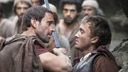 Das Gefl&uuml;ster ist gro&szlig;: Jesus soll nach der Kreuzung wieder von den Toten auferstanden sein. Um das Ger&uuml;cht zu zerst&ouml;ren, macht sich Clavius (Joseph Fiennes) mit Hilfe seines Lehrlings Lucius (Tom Felton, r.) auf die Suche nach seiner Leiche. Je mehr er jedoch &uuml;ber Jesus herausfindet, desto mehr &uuml;berdenkt er seine Aufgabe...