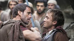 Das Gefl&uuml;ster ist gro&szlig;: Jesus soll nach der Kreuzung wieder von den Toten auferstanden sein. Um das Ger&uuml;cht zu zerst&ouml;ren, macht sich Clavius (Joseph Fiennes) mit Hilfe seines Lehrlings Lucius (Tom Felton, r.) auf die Suche nach seiner Leiche. Je mehr er jedoch &uuml;ber Jesus herausfindet, desto mehr &uuml;berdenkt er seine Aufgabe...