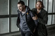 Der vermeintliche Kriminelle Josef Eriksson (Martin Wallström, l.) wird von Steinar Hovland (Kristofer Hivju, r.) abgeführt. Noch weiß Steinar nicht, dass Josef als Undercover-Polizist in einem Drogenring ermittelt. Der vermeintliche Kriminelle Josef Eriksson (Martin Wallström, l.) wird von Steinar Hovland (Kristofer Hivju, r.) abgeführt. Noch weiß Steinar nicht, dass Josef als Undercover-Polizist in einem Drogenring ermittelt.