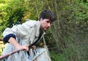Entsetzt schaut Konstantin (Moritz Tittel) seinem von der Br&uuml;cke gest&uuml;rzten Bruder hinterher.