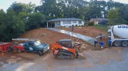 Ken und Anita Corsini haben den Zuschlag f&uuml;r eine kleine Immobilie im angesagten Stadtteil East Atlanta bekommen und realisieren jetzt, dass sie bei dem Objekt &auml;u&szlig;erst kreativ sein m&uuml;ssen: Als die Renovierungsarbeiten beginnen, kommt ein Problem nach dem anderen ans Licht! Es beginnt ein Wettlauf gegen die Zeit. Die Real Estate-Experten m&uuml;ssen alles geben, um das Objekt schnell fertig zu bekommen und am Ende doch noch einen Gewinn einzustreichen.