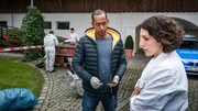 Jerry Paulsen (Peter Marton, 2.v.r.) f&uuml;hrt mit Conny Haas (Eva-Maria Reichert, r.), der Chefin der Malerfirma, ein erstes Verh&ouml;r am Tatort. Sonja Bitterling (Genoveva Mayer, im HG. mit Komparse)