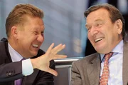 Gazprom-Chef Alexej Miller und Gerhard Schr&ouml;der w&auml;hrend einer Veranstaltung zur zuk&uuml;nftigen Zusammenarbeit mit China in Sankt Petersburg