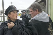 Mitschke (Claude-Oliver Rudolph, r.) ist au&szlig;er sich, weil Claudia (Janette Rauch, l.) und Mattes (Matthias Schloo, M.) ihn nicht zu seiner Tochter lassen wollen.