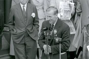 Beim Empfang der Mannschaft vor dem Rathaus in Manchester verlangt die Menge lautstark nach ihrem Helden, Bert Trautmann. Er kann es selbst kaum glauben, dass die Engl&auml;nder ihn so bejubeln.
