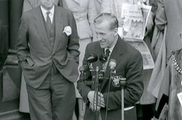 Beim Empfang der Mannschaft vor dem Rathaus in Manchester verlangt die Menge lautstark nach ihrem Helden, Bert Trautmann. Er kann es selbst kaum glauben, dass die Engl&auml;nder ihn so bejubeln.