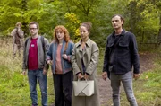 Ivo Maric (Jakob D’Aprile), Sofia Galura (Olivia Papoli-Barawati), Oliver Probst (Arne Kertész), Tamar Hummel (Linda Kummer) finden sich bei einem angeordneten Campingausflug in der Pampa wieder. Der ehemalige Patient Carsten Schuh (Sebastian Weiss) soll versuchen, die jungen Ärzte in Sachen Teamgeist und Zusammenarbeit zu stärken. (v.l.n.r.: Arne Kertész, Linda Kummer, Olivia Papoli-Barawati, Jakob D’Aprile) Ivo Maric (Jakob D’Aprile), Sofia Galura (Olivia Papoli-Barawati), Oliver Probst (Arne Kertész), Tamar Hummel (Linda Kummer) finden sich bei einem angeordneten Campingausflug in der Pampa wieder. Der ehemalige Patient Carsten Schuh (Sebastian Weiss) soll versuchen, die jungen Ärzte in Sachen Teamgeist und Zusammenarbeit zu stärken. (v.l.n.r.: Arne Kertész, Linda Kummer, Olivia Papoli-Barawati, Jakob D’Aprile)