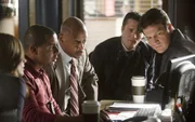 In einem Taxi wird die Leiche des geb&uuml;rtigen Syrers Amir Alhabi aufgefunden. Kate Beckett (Stana Katic, l.), Javier Esposito (Jon Huertas, 2.v.l.), Captain Roy Montgomery (Ruben Santiago-Hudson, M.), Kevin Ryan (Seamus Dever, 2.v.r.) und Richard Castle (Nathan Fillion, r.) entdecken immer mehr Details, die darauf schlie&szlig;en lassen, dass es sich nicht um einen klassischen Raub&uuml;berfall gehandelt hat.