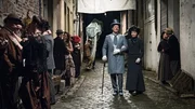 Macheath (Tobias Moretti) und Polly Peachum (Hannah Herzsprung) kommen sich in den Stra&szlig;en Londons n&auml;her.