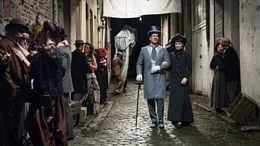 Macheath (Tobias Moretti) und Polly Peachum (Hannah Herzsprung) kommen sich in den Stra&szlig;en Londons n&auml;her.