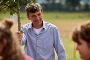Mann Hermann Zeller erklärt den Landfrauen die Baumbepflanzung. Mann Hermann Zeller erklärt den Landfrauen die Baumbepflanzung.