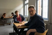 Ollie Butscher (Thomas Schubert, 2.v.r.) besucht seinen Bruder Rudi Butscher (Nicholas Ofczarek, r.) im Gefängnis. Ollie Butscher (Thomas Schubert, 2.v.r.) besucht seinen Bruder Rudi Butscher (Nicholas Ofczarek, r.) im Gefängnis.