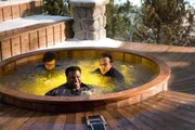 Als sich (v.l.n.r.) Jacob (Clark Duke), Nick (Craig Robinson), Adam (John Cusack) und Lou einen Kurzurlaub in einem Ski Resort mit Whirlpool g&ouml;nnen, finden sie sich am n&auml;chsten Morgen im Jahr 1986 wieder. Da sie alle mit seinem bisherigen Leben unzufrieden sind, wollen sie jetzt die Chance nutzen, mehr daraus zu machen ...