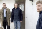 Kommissar Kurt Wallander (Krister Henriksson, links) und sein Kollege Martinsson (Douglas Johansson, Mitte) verdächtigen den Schul-Hausmeister (Stefan Gödicke). Kommissar Kurt Wallander (Krister Henriksson, links) und sein Kollege Martinsson (Douglas Johansson, Mitte) verdächtigen den Schul-Hausmeister (Stefan Gödicke).