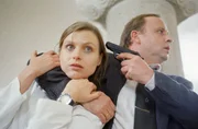 Der Amok laufende Hans Breitner (Alexander Held) hat Dr. Grien (Alice Flotron) gekidnappt und will die Klinik verlassen.