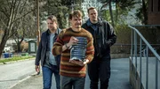 Oskar (M&aring;ns Nathanaelson, l.) und Vilhelm (Valter Skarsg&aring;rd, r.) treffen sich mit Hugo (Julius Fleischanderl, M.), dem Sohn des ermordeten "Rockpastors".