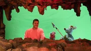 Woozle und Sim&oacute;n suchen in einer H&ouml;hle unter Woozlingen nach dem versprochenen Geschenk.
