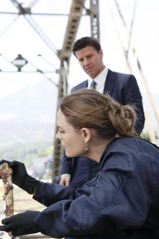 Booth (David Boreanaz, hinten); Dr. Brennan (Emily Deschanel, vorne) Booth (David Boreanaz, hinten); Dr. Brennan (Emily Deschanel, vorne)