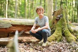 Hier soll irgendwann wieder ein Urwald entstehen: Lena Ganschow auf Spurensuche im Naturwaldreservat Damm in Niederbayern.