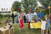 Das Wiesenfest ist im vollen Gange. Fritz Fuchs (Guido Hammesfahr, M.) kann jetzt einfach nur genie&szlig;en.