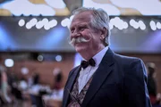 Schulleiter Udo Br&uuml;ckmann (Henning Krautmacher) unterh&auml;lt sich beim Abiball mit Carina Perski.