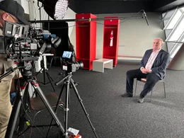 Uli Hoene&szlig; bei den Dreharbeiten zur Doku "Heimspiel - die erste Fu&szlig;ball-WM in Deutschland".