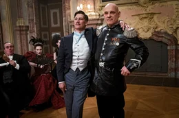 Ungleiche Freunde: Macheath (Tobias Moretti) mit Polizeichef Tiger Brown (Christian Redl)