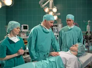 Die Lunge f&uuml;r Tobias Stremmer (Martin Becker, liegend) ist eingetroffen. Leider ist das Organ in solch einem schlechten Zustand, dass Dr. Heilmann (Thomas R&uuml;hmann, Mitte), Dr. Brentano (Thomas Koch, rechts) und Dr. Globisch (Andrea Kathrin Loewig) die Lunge nicht transplantieren k&ouml;nnen.