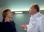 Prof. Simoni (Dieter Bellmann) erzählt Bärbel Vogel (Isabel Tuengerthal) von seinem Verdacht, dass Freds Wundinfektion psychosomatische Gründe hat, das so genannte "Münchhausen-Syndrom". Bärbel denkt allerdings, dass die Ärzte gepfuscht haben und wehrt sich heftig gegen Simonis Vermutung. Prof. Simoni (Dieter Bellmann) erzählt Bärbel Vogel (Isabel Tuengerthal) von seinem Verdacht, dass Freds Wundinfektion psychosomatische Gründe hat, das so genannte "Münchhausen-Syndrom". Bärbel denkt allerdings, dass die Ärzte gepfuscht haben und wehrt sich heftig gegen Simonis Vermutung.