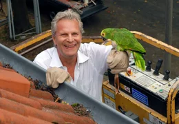 Der Nachbar Hans Baumann (Peter Sattmann) rettet Annegrets Papagei.